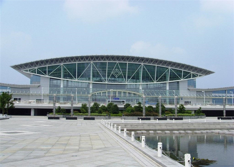 會展中心網架通常比較有藝術氣息，可觀賞性強，